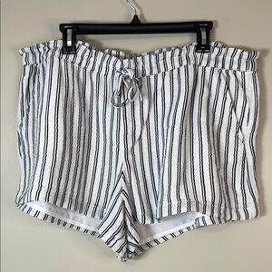 ARIZONA JEAN CO. Women’s‎ White & Black Pinstripe XXL Cotton Gauze Lined Shorts